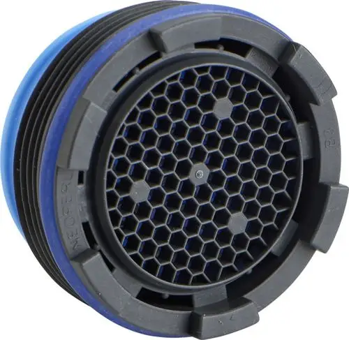 Strahlregler in runder Form, gefertigt von Ideal Standard, mit einem sechseckigen Gitterdesign im Inneren und einer blauen Umrandung.
